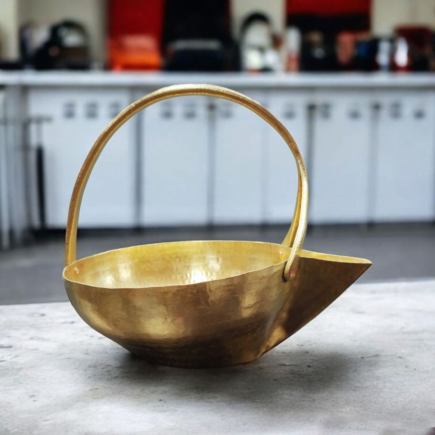 CU/25 - Vintage Brass Beautifully Hammered Serving Bowl with Solid Handle | KITCHENWARE | UTENSILS | HOME APPLIANCES