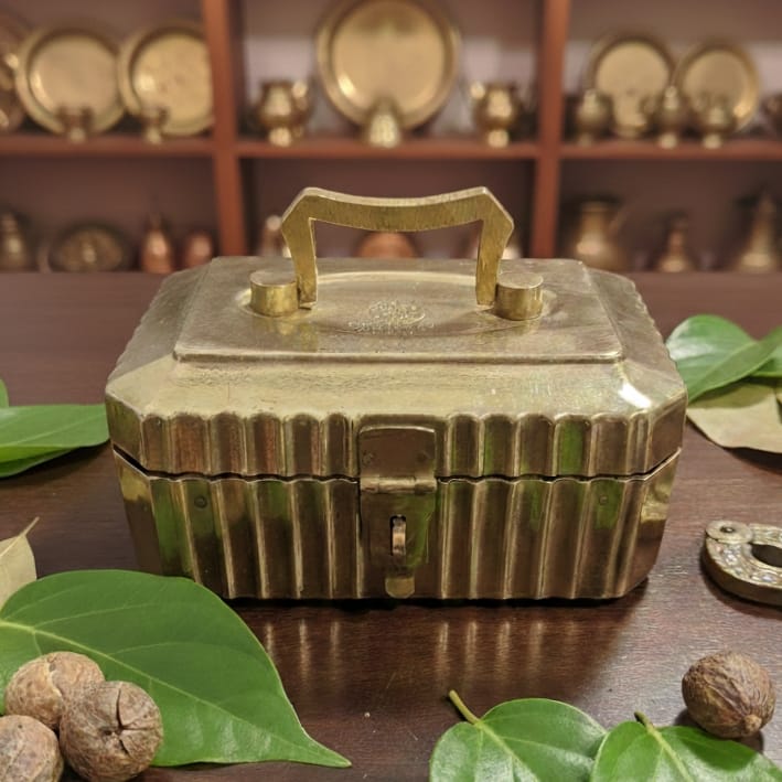 RA/277 | Very Rare 100% Pure Brass Paan Daan Set – Beautifully Designed Hand Engraved Vintage Betel Nut Supari Box