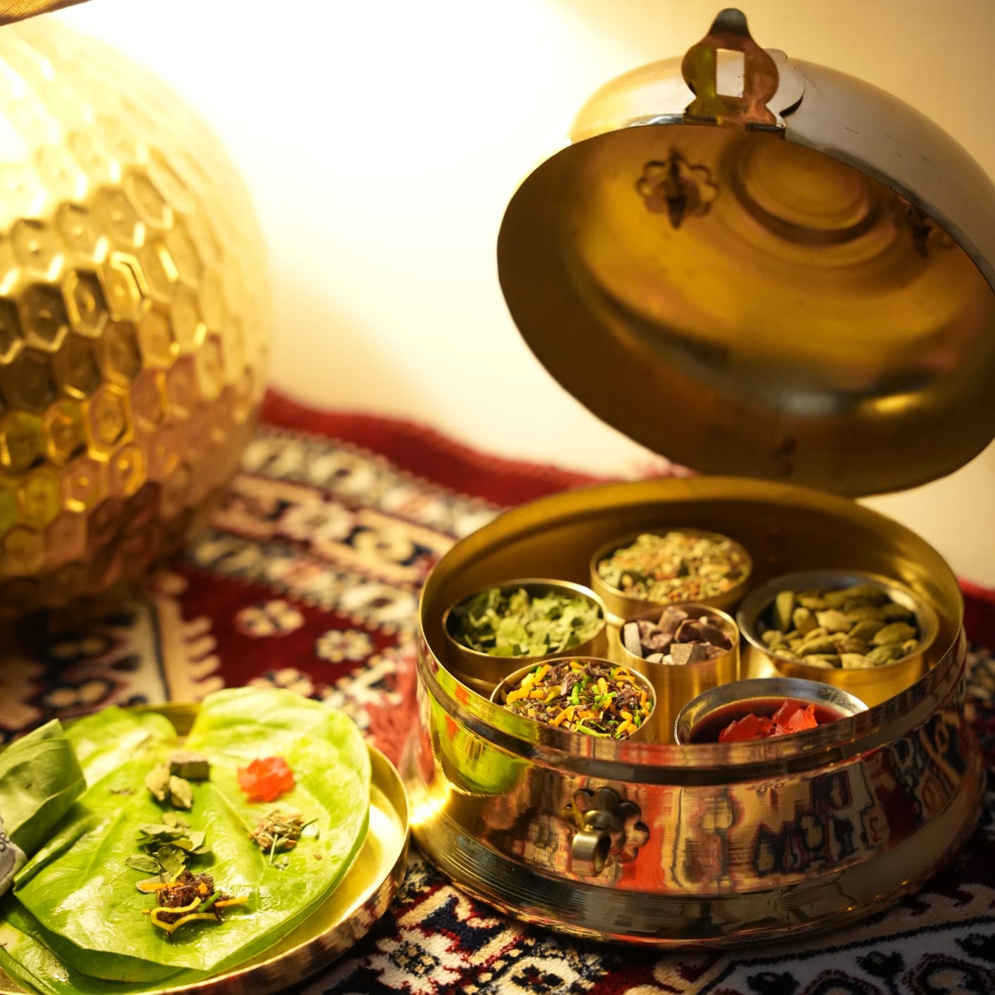 100% Pure Brass/Pital Very Beautiful Round Shape Paan daan - Betel Nut Supari Box - with lock system - Complete Set (Brand New)