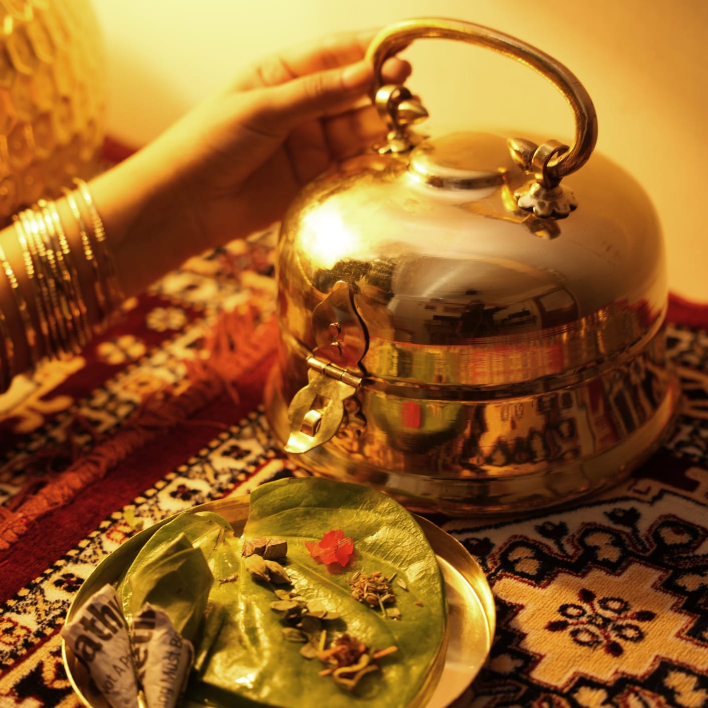 100% Pure Brass/Pital Very Beautiful Round Shape Paan daan - Betel Nut Supari Box - with lock system - Complete Set (Brand New)